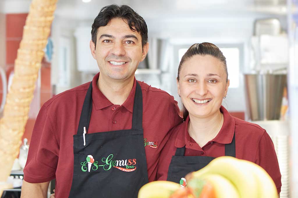 Eiscafé früher und heute in Rheinbach zeigt die jetzigen Inhaber Massimo Lombardo & Angela Greco