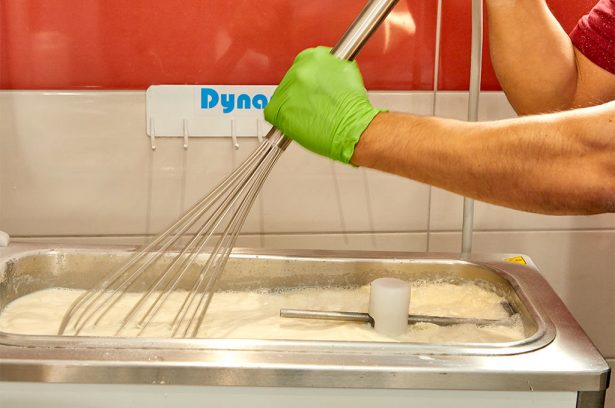 Traditionelle Eis-Herstellung in Rheinbach